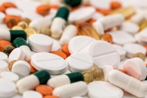 Διάφορα φάρμακα και κάψουλες που αντιπροσωπεύουν την ανάγκη για ακριβή ιατρική μετάφραση.